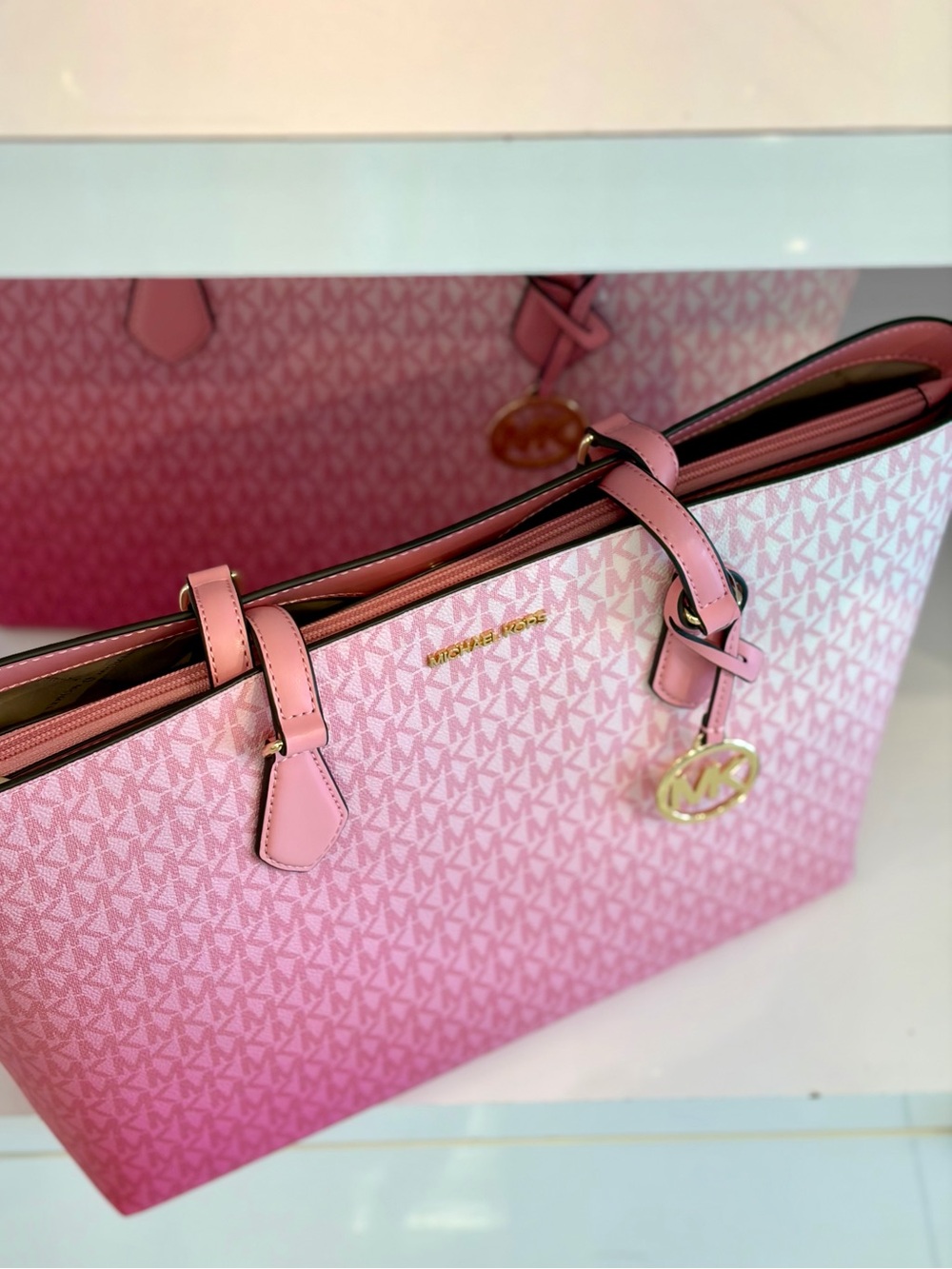 MICHAEL KORS Sheila Large
Ombre Signature Logo Tote Bag - Picture 10 of 13